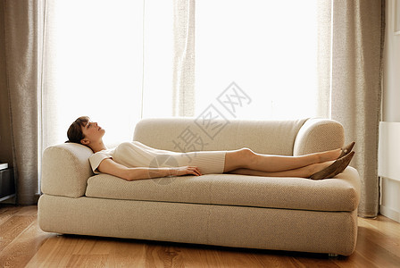 女人躺在沙发上图片