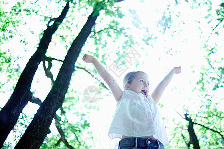 森林里快乐的小女孩图片