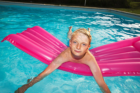 在游泳池里玩耍的男孩图片