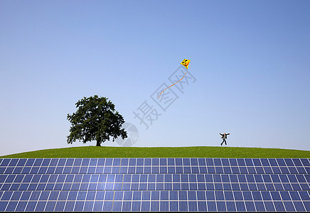 在太阳能电池板上跳来跳去的人图片