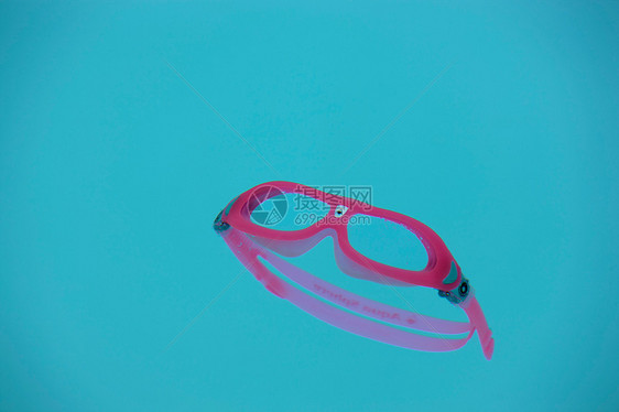 游泳池内漂浮的护目镜图片