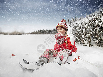 女孩在户外吃雪图片