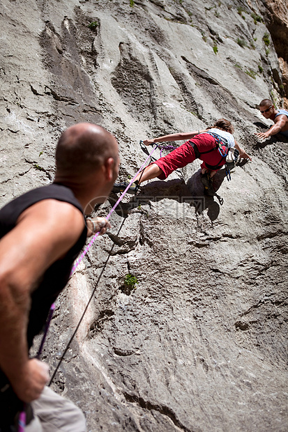 攀岩冒险的伙伴图片