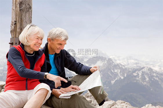山顶老年夫妇图片