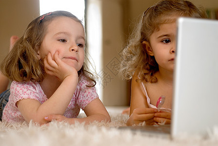 两个女孩在用笔记本电脑图片