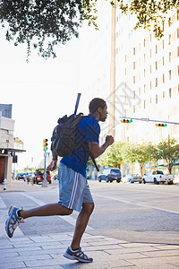 在城市环境中奔跑的人图片