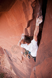 攀岩者攀登巨石裂缝图片