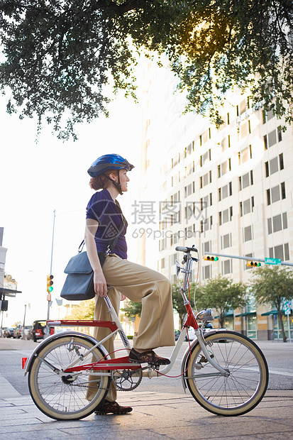 城里的女商人骑自行车图片