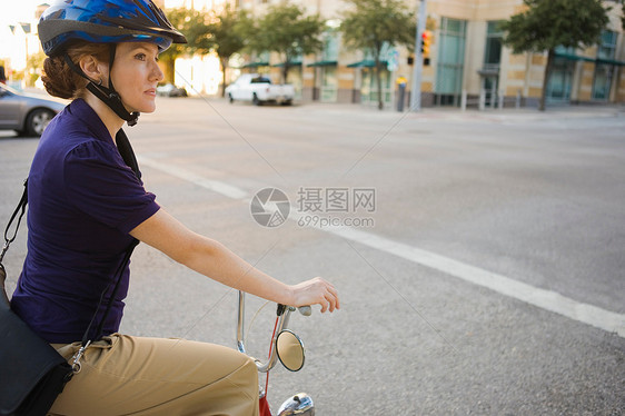 城里的女商人骑自行车图片