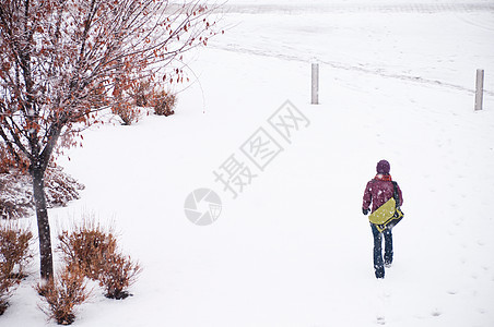 在雪地里行走的女人图片