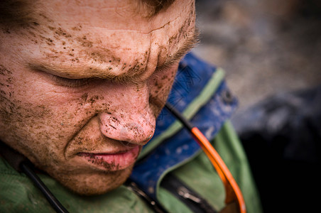 男子肮脏脸庞特写镜头图片素材