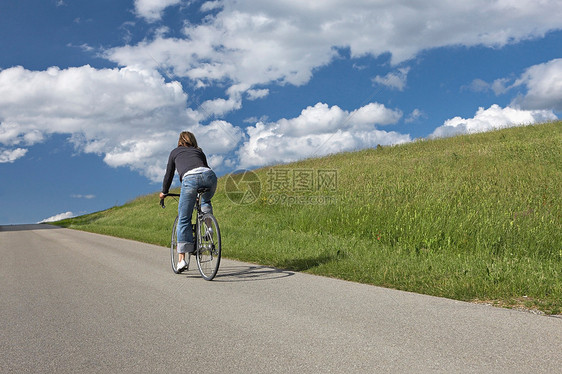 在农村骑自行车的女人图片