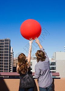 屋顶上的朋友带着红色气球图片