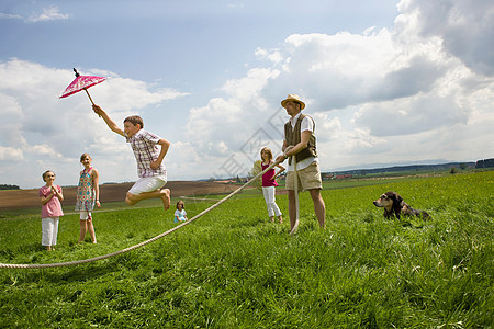 快乐的人们在农村跳绳图片