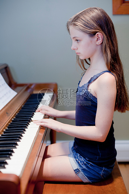 女孩在室内练习钢琴图片