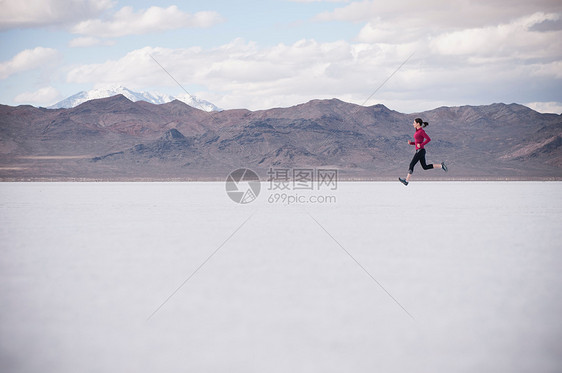在沙漠中奔跑的女人图片