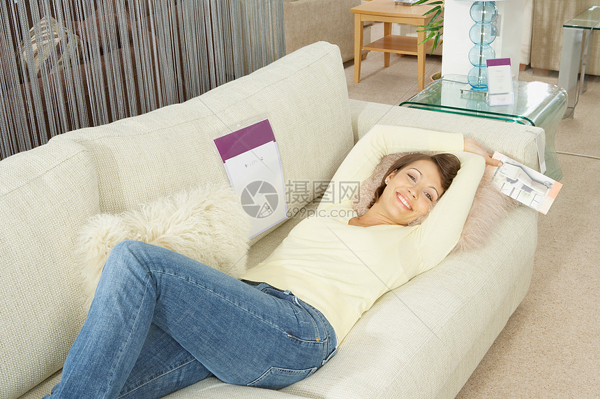 家具店的女人躺在沙发上图片