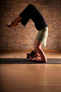 在垫子上练习瑜伽的女人背景图片