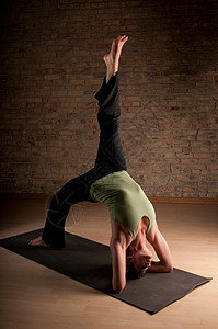 在垫子上练习瑜伽的女人背景图片