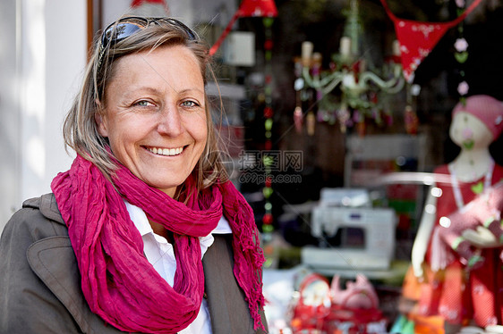 站在窗前的女人图片