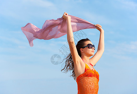 女人在海滩上飞布图片