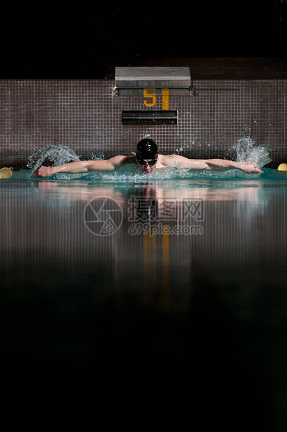 游泳运动员在游泳池里练习蛙泳图片
