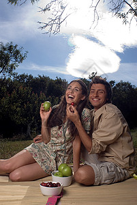 分享新鲜水果的年轻夫妇图片