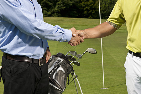 高尔夫球手和球童握手背景图片