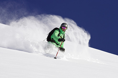 雪山坡滑雪者图片