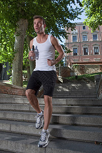 在城市台阶上奔跑的人背景图片