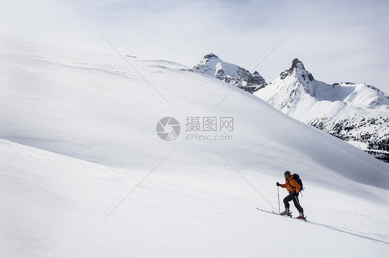 加拿大阿尔伯塔省班夫国家公园帕克岭男子越野滑雪图片