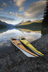 美国蒙大拿州冰川国家公园圣玛丽湖海岸两艘皮艇图片