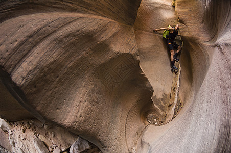 美国犹他州锡安国家公园，男性徒步旅行者从钥匙孔峡谷下来图片