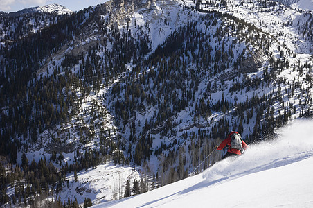 美国犹他州瓦萨奇山银叉盆地草地男子越野滑雪背景图片