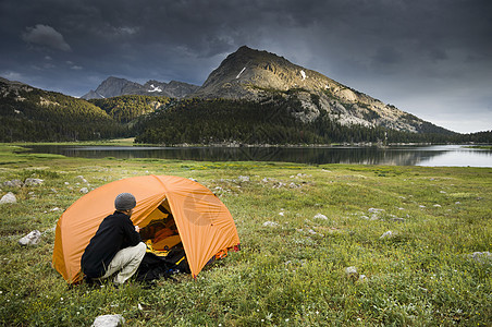 美国怀俄明州风河山脉大沙湖附近的男子露营图片