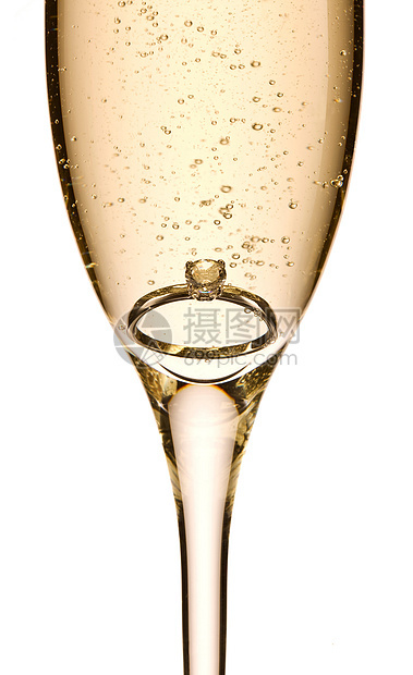 香槟杯中的订婚戒指图片