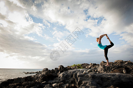 女子海边练习瑜伽图片