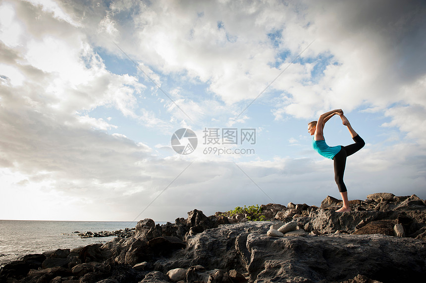 女子海边练习瑜伽图片