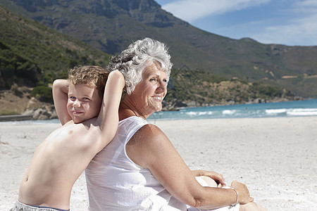 老太太和孙子在海滩上图片