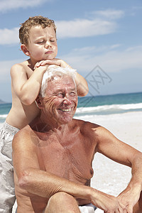 老爷爷和孙子在海滩上图片