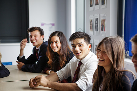 英国学生坐在教室课桌旁的青少年学生背景