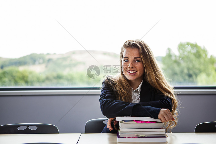 ‘~十几岁的女学生坐在书桌旁  ~’ 的图片