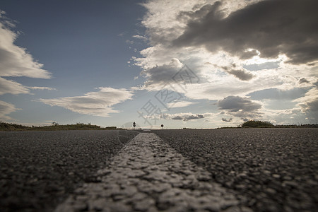 道路上的道路标记图片