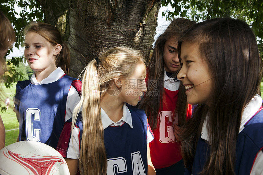 十几岁的女学生篮球队在休息图片