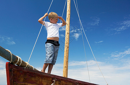 在帆船上的男孩图片