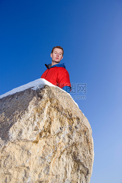 登山者俯视冰雪覆盖的山峰图片