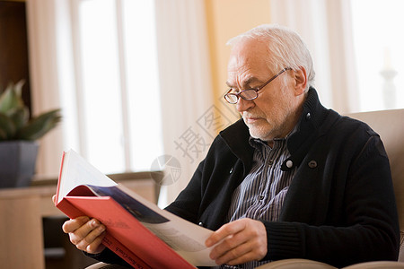 老人看书图片