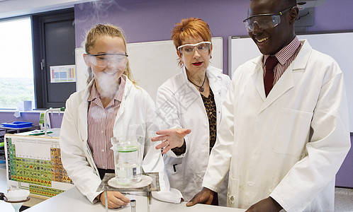 化学实验室里的学生和教师图片