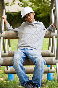 公园里的黑人少年图片