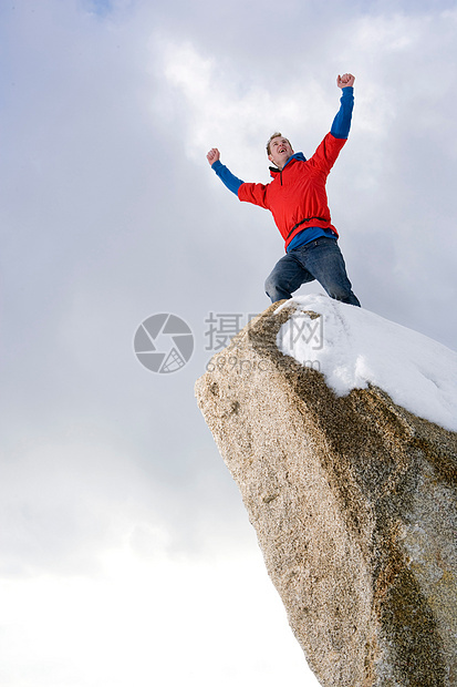 登山者庆祝登顶图片